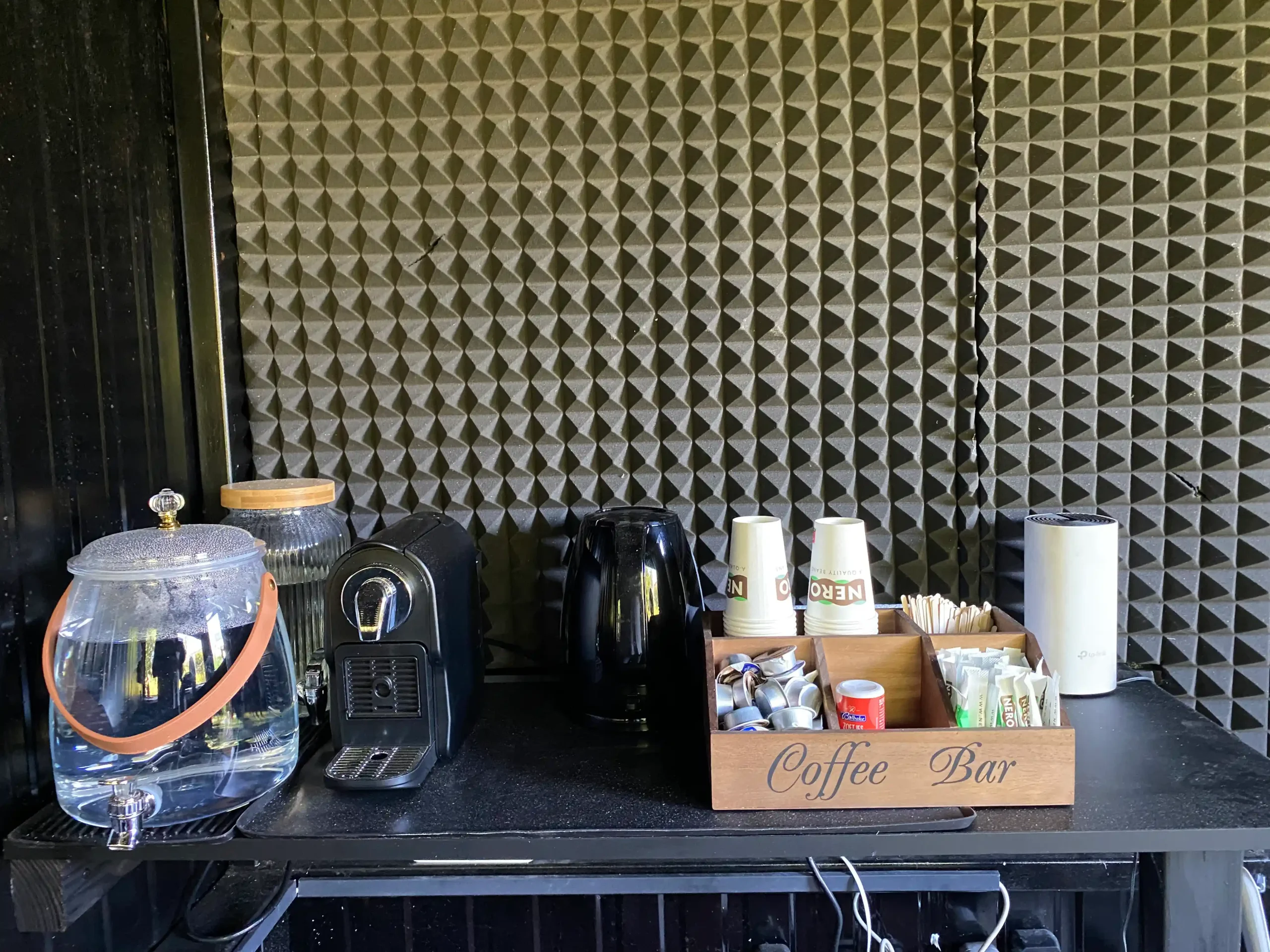 Interieur van een vogelhut bij De Vogeltuin